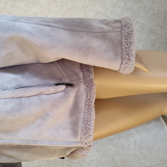 Ladies coat 🧥 - Picture 4 of 9